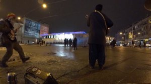 Танцы. Обычные люди танцуют на улицах Питера. Уличные музыканты. Железный Ирокез.