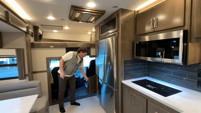 AVAILABLE 2024 Renegade Classic 38 CSB Tandem Axle 600hp Detroit Diesel! Performance Motorcoaches смотреть онлайн