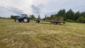 Девушка?? на тракторе ?помогает на сенокосе