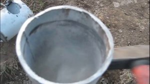 Засыпаем пескобетон в сваи и усаживаем его