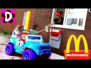 ГОЛОДНЫЕ ДЕТИ Едут в Макдональдс На машине Фрозен в Макдрайв On Car Mcdonald's ✿ Kids Diana Show
