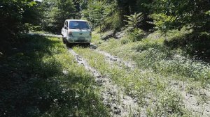 Тест порезанной медведь я-471. Киа бонго 4х4. часть 1. Речки, камни, песок.