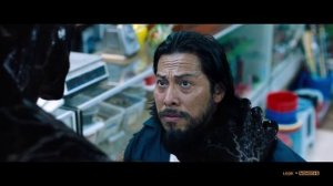 Venom. 2018.  Веном откусил голову воришке \момент из фильма\