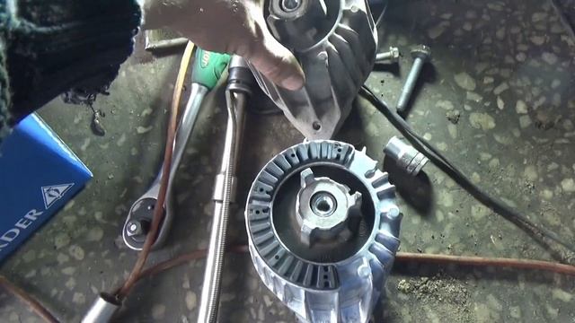 Замена подушки мотора Mercedes w212 2010.mp4 смотреть онлайн