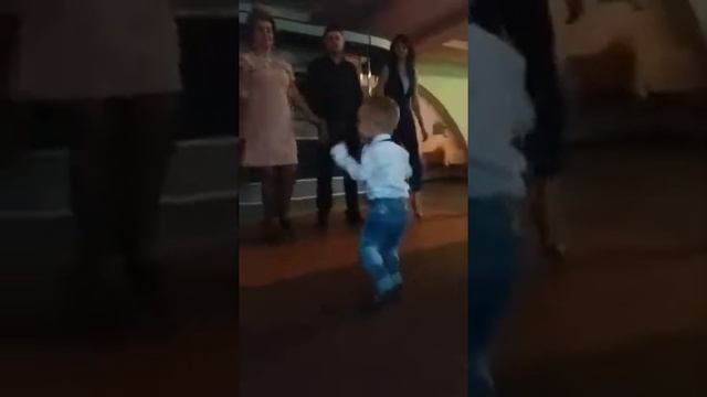 Малыш танцует под шансон