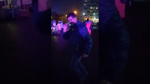 15.12.2021 Brest Belarus. Танцы. Дискотека на  открытии  Ёлки Ленинского района.Walks with Victoria