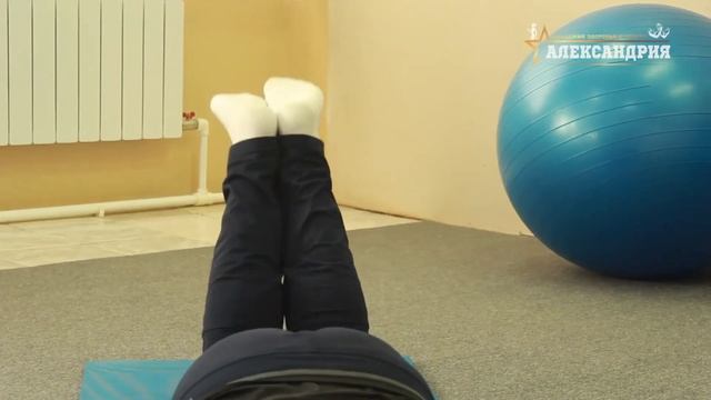 Укрепляем спину. Лодочка + одновременно сгибание ног. Мышцы КОРА. ЛФК смотреть онлайн