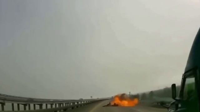 В США вертолет упал с небес на оживленную трассу В этот момент по дороге двигалось достаточно много смотреть онлайн