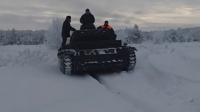 В Белгородской области местные гоняют на танке