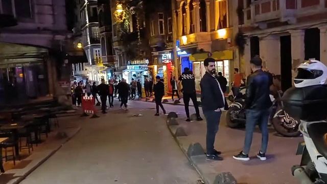Вечерняя прогулка по центру Стамбула. Район Бейоглу. Улица Истикляль.