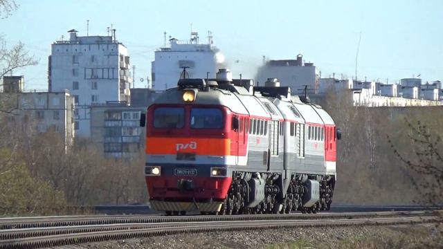 Тепловоз 2М62У-0132 следует по кривой и начинает разгоняться! смотреть онлайн
