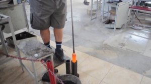 Стеклодув делает вазу