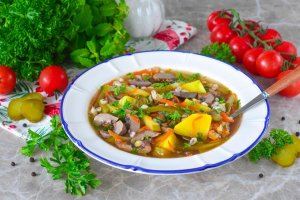КАК ПРИГОТОВИТЬ РАССОЛЬНИК С ПОЧКАМИ, ПЕРЛОВКОЙ И СОЛЕНЫМИ ОГУРЦАМИ