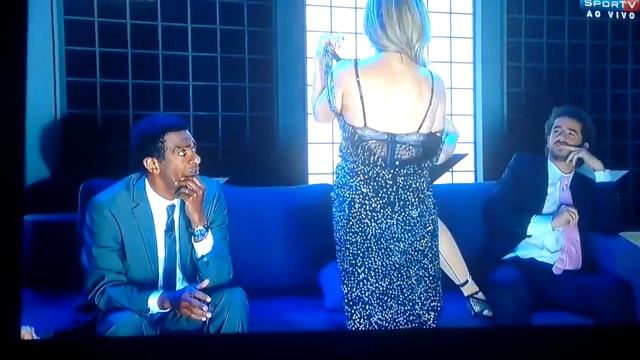 ¡SE DESNUDA EN VIVO! смотреть онлайн