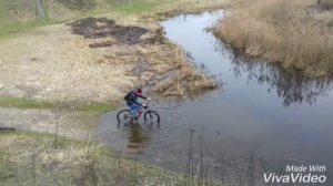 Приколы на велосипеде. Захотел поплавать с велосипедом