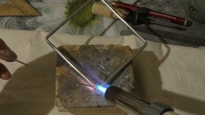 Припой с флюсом для́ быстрой пайки алюминия .