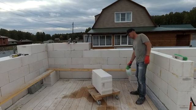 Строительство стен дома из газоблока "Пораблок" на клей-пену. Своими руками.