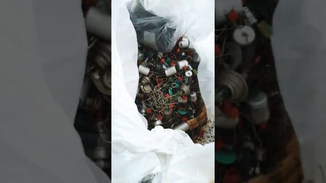 Мусорки Москвы!! Нашел кучу радио деталей, телефон! смотреть онлайн