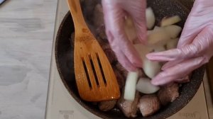 Тажин со свининой, квашеной капустой и картофелем.Настоящий сытный ужин!