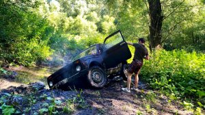 Стандартная Нива отлично показала себя на бездорожье. Увлеклись и чуть её не перевернули...