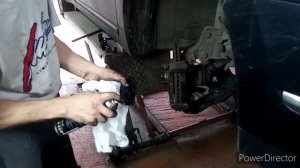 Ниссан Тиана как заменит скобу или передние колодки!?