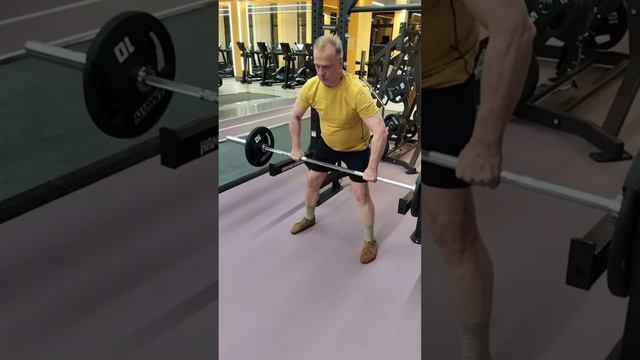 Фитнес упражнения, тяжёлая атлетика. Выполняет профессор Леонид Буланов.