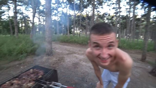 ЖАРИМ МЯСО НА КОСТРЕ В ЛЕСУ l ШАШЛЫК ИЗ СВИНИНЫ ПО ДЕРЕВЕНСКИ смотреть онлайн