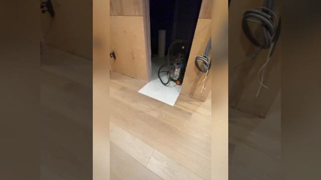 Один из способов настилки инженерной доски на стяжку пола через мультимол.
