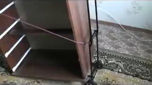 Перестановка мебели дома одним человеком