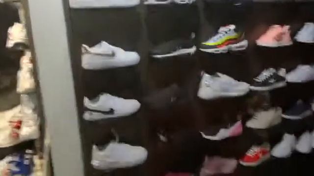 Обзор. Ветрина обувного магазина
#итальянскаяобувь #магазинвиталии #обувь #обзор #обувноймагазин смотреть онлайн