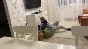 VLOG У Алисы ВЫПАЛ ЗУБ ?! В какие ИГРЫ мы играем дома ! Алиса веселится с ДРУЗЬЯМИ !