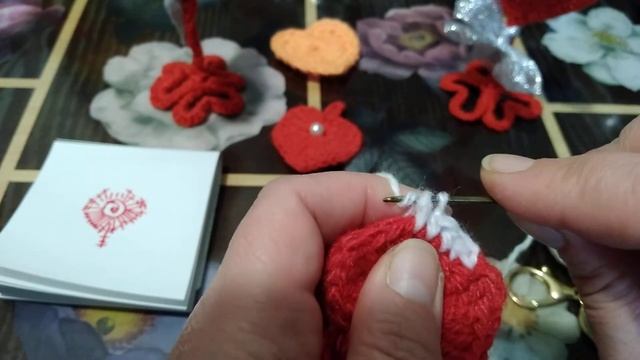 Валентинка - сердечко крючком. Вязанный брелок крючком.
