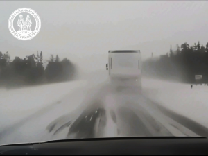 Вот почему не стоит ехать в метель посреди дороги!