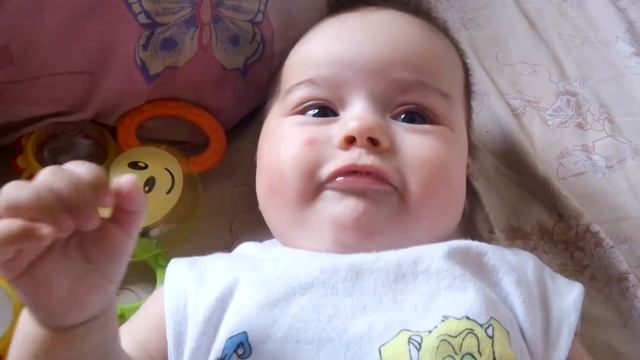 Злата делает пузыри из слюней. Беззаботное детсво. Злате через 5 дней будет 4 месяца смотреть онлайн