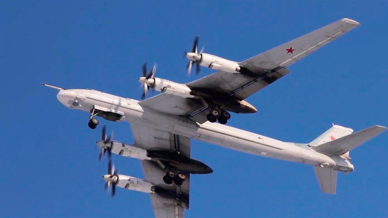 В Минобороны показали кадры планового полета стратегических ракетоносцев Ту-95 МС