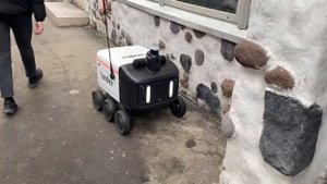 Робот-курьер в Москве развозит еду из ресторана.