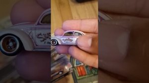 Hot Wheels Volkswagen Classic Bug & 73 Plymouth Duster