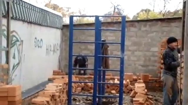 Гараж вместо спортплощадки.flv
