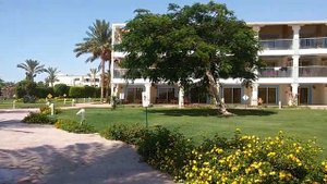 Море возле отеля Sea Beach Aqua Park Resort. Большой бассейн.