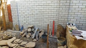 Облицовка столбов забора и верха цветочницы камнем