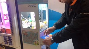 Автомат игрушек. Выиграли игрушку