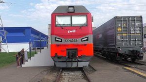 Электровоз 2ЭС7-013 "Чёрный гранит" на статической стоянке АО "ВНИИЖТ" в Щербинке.