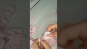 Как вязать шар из плюшевой пряжи петлями.