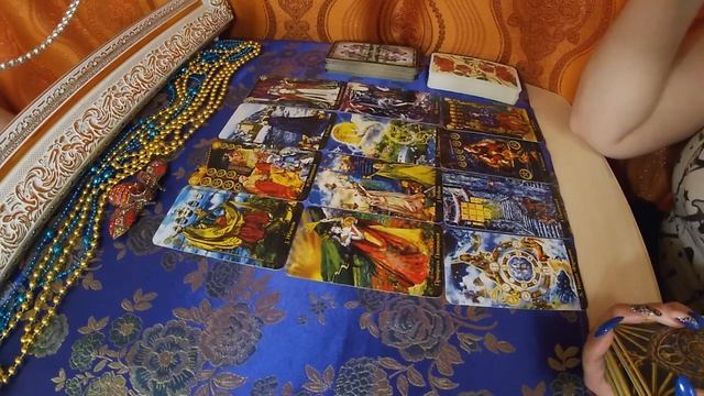 Треугольник. Король Пентаклей, плюс королева Жезлов и королева Мечей.