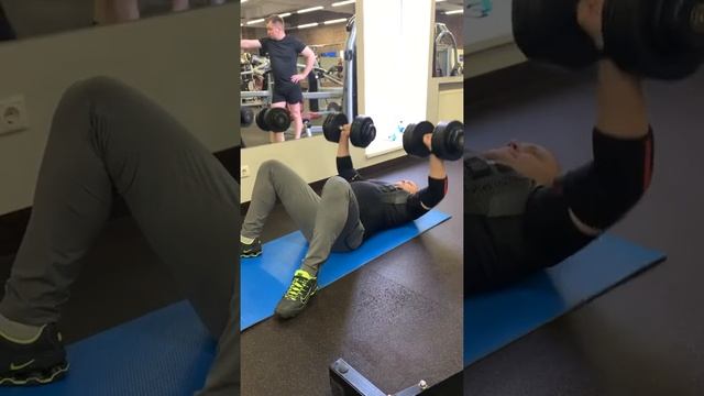 Жим гантелей лёжа на полу 35+35кг смотреть онлайн
