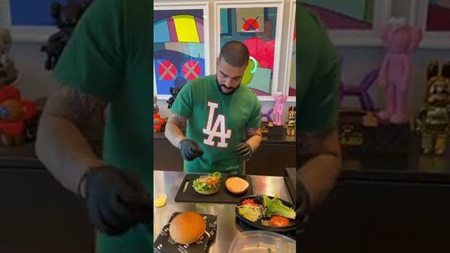 Как приготовить Black Star Burger от Тимати. Собери свой Блэк Стар Бургер. смотреть онлайн