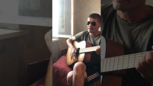 Песня на гитаре идёт парнишка улицей