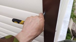 наконец-то зашил фасад дома! крепление водосточной трубы к подсистеме сайдинга.