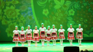 Концерт год семьи в ДК Россия. Полина на сцене.