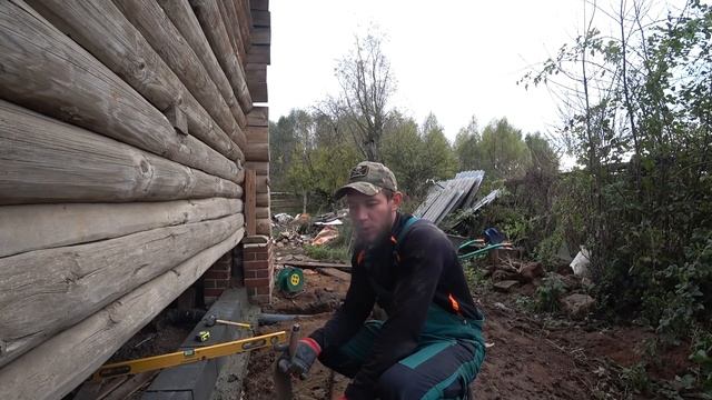 Дом в деревне начинает превращаться в усадьбу. Установили светильники на солнечной батарее